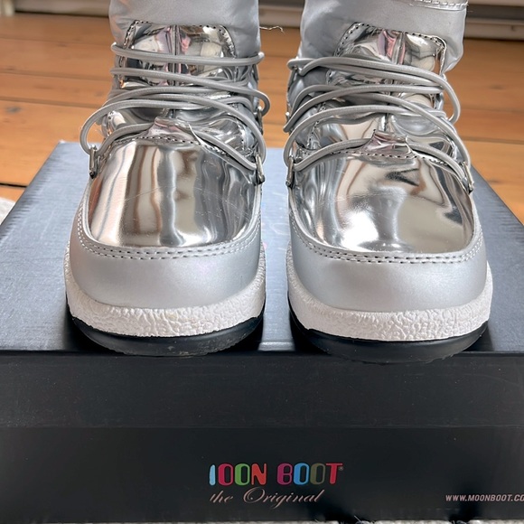 Moon Boot Original Jr. Girls’ Soft WP Metallic Silver Waterproof Snowboots - Picture 6 of 13